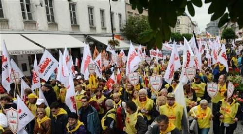 Polonya'da 100 bin işçi yürüdü!
